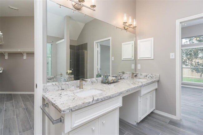 Building Photo - 3622 Englewood Dr