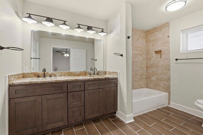 Building Photo - 2518 Henderson Ln