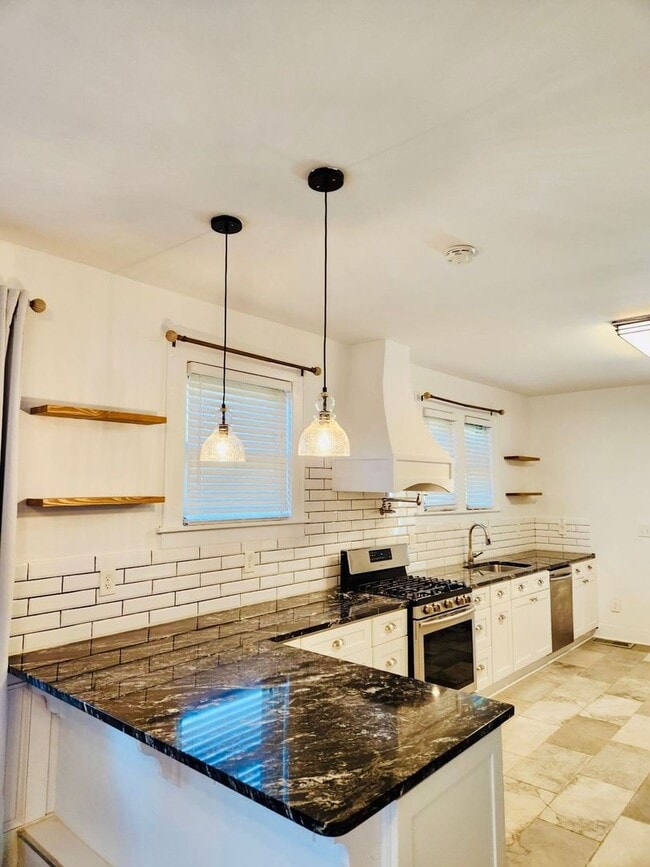 Building Photo - Available this Summer!! Beautiful 3 bed, 2 bath home located in Ardsley Park in Savannah, Ga!!