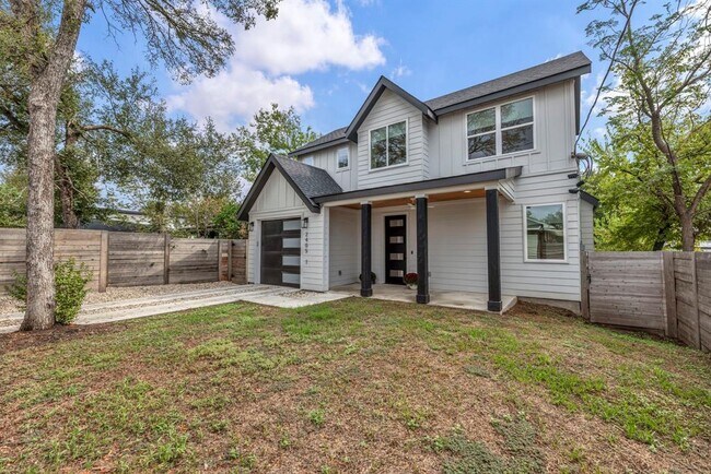 Building Photo - 2405 E 11th St