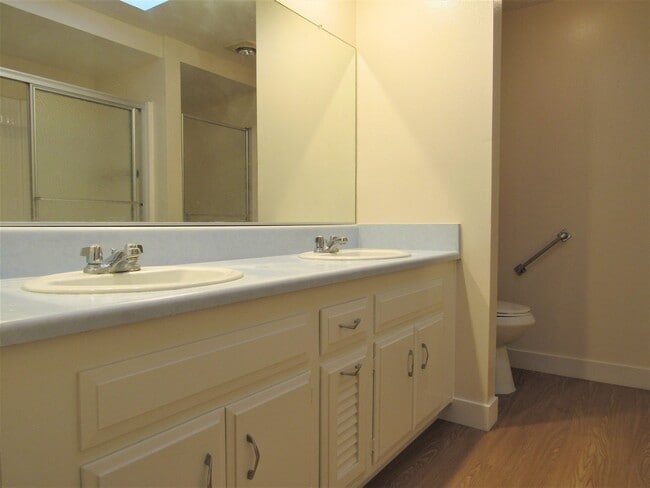 Building Photo - Beautiful 2 Bedroom Ground Floor Condo in Laguna Woods!