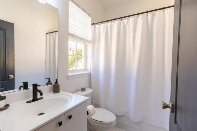 Building Photo - 72 SE 6th Ave