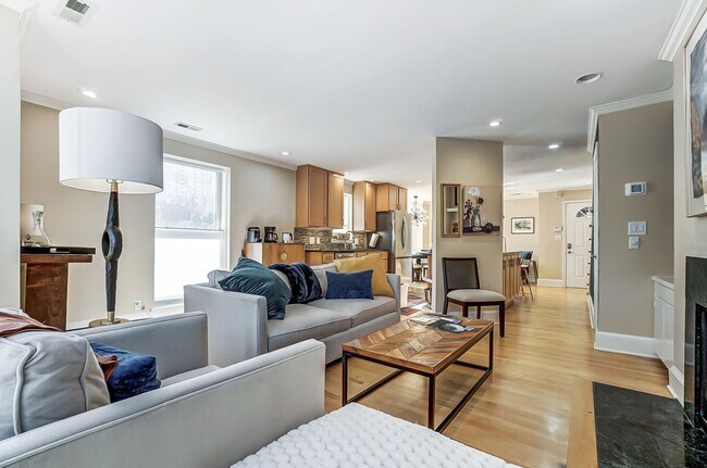Building Photo - (Coming Soon) Fully Furnished Condo Uptown!!