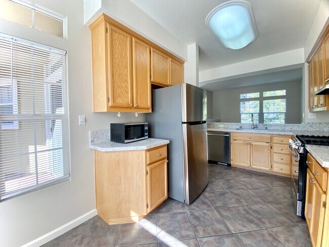 Building Photo - Lovely 3-bedroom Townhome for rent in Frem...
