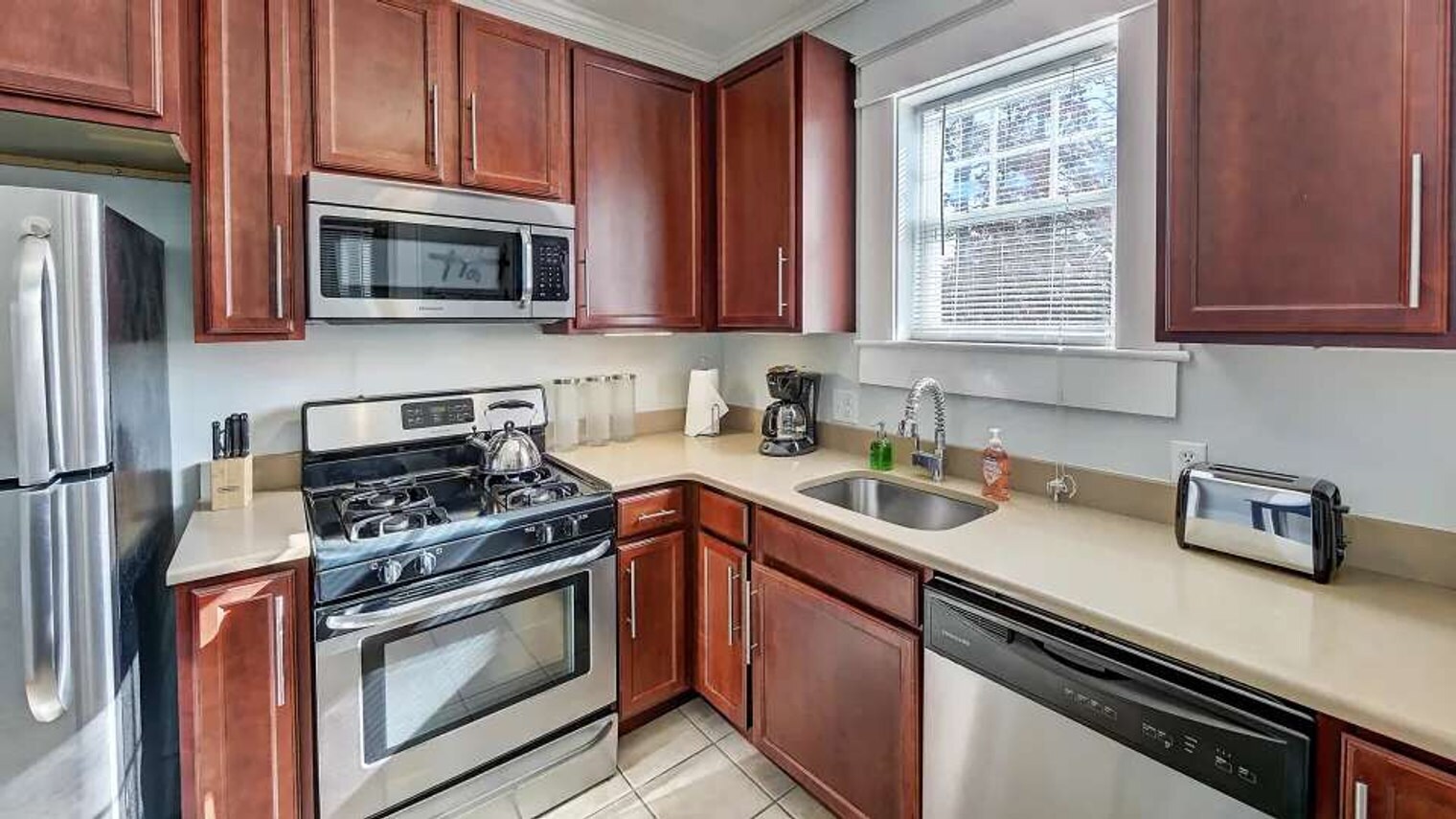 Building Photo - 800 Magnolia Ave