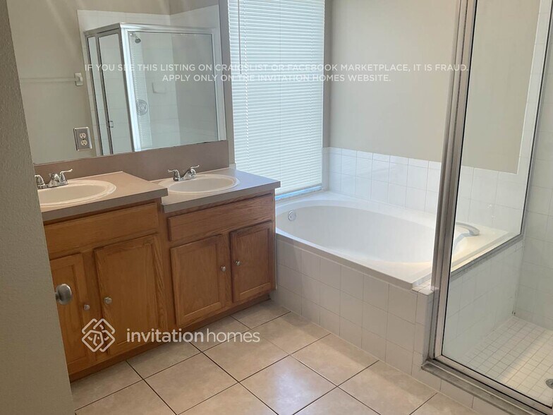 Building Photo - 11801 Acorn Woods Terrace