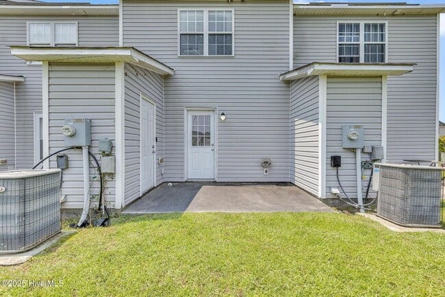 Building Photo - Very Well Maintained Townhome In Carolina ...