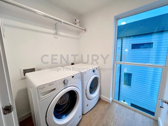 Building Photo - Beautiful 4-Story 2/2.5/2 in GREAT LOCATIO...