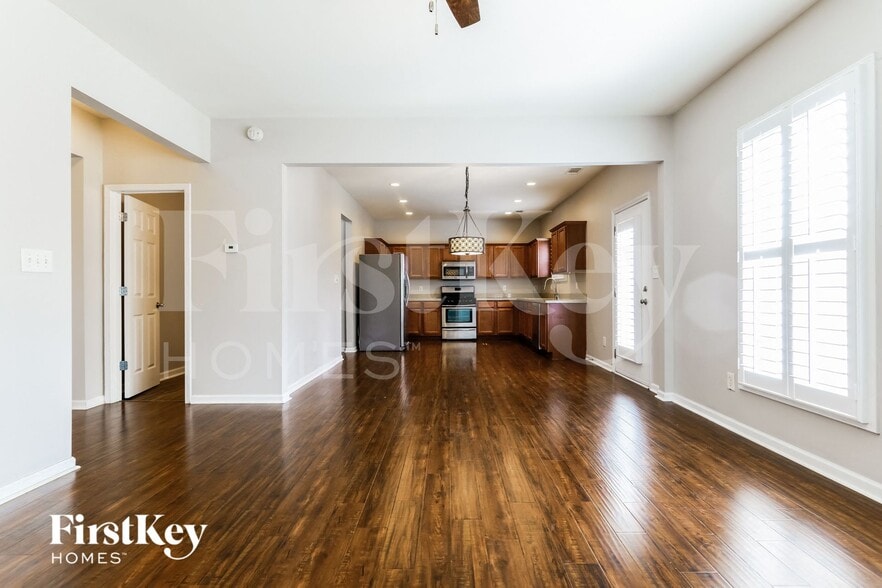 Building Photo - 2439 White Alder Dr NE