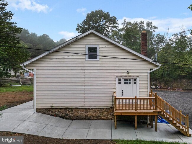 Building Photo - 71 Dreamland Park Dr