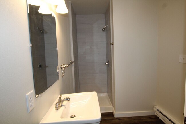 Building Photo - Beautifully remodeled and completed 1 bedroom apartment. FREE MONTH OF RENT!*