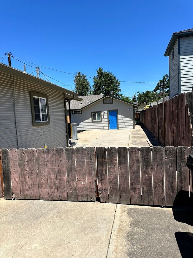 Building Photo - Beautiful 2 bedroom/2 bathroom Available soon!