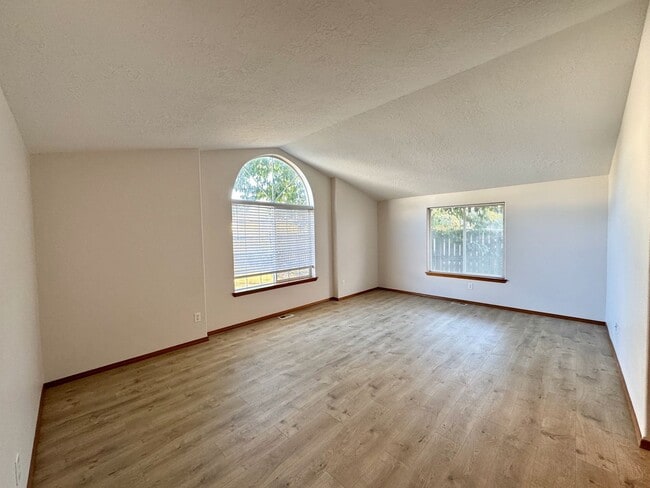 Building Photo - 4 Bedroom, 2 Bath House on Quiet Cul-de-sac