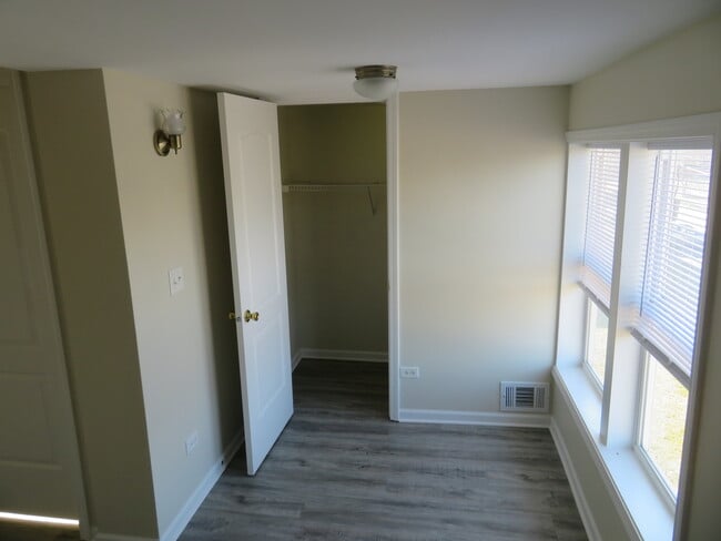 Building Photo - 118 N 12th Ave