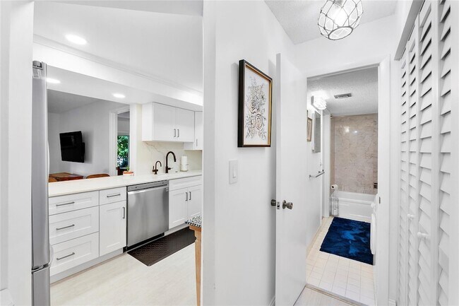 Building Photo - 3909 N Ocean Blvd