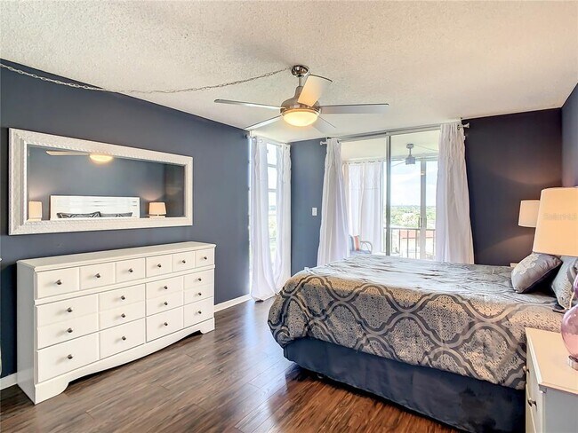 Building Photo - 7400 Sun Island Dr S