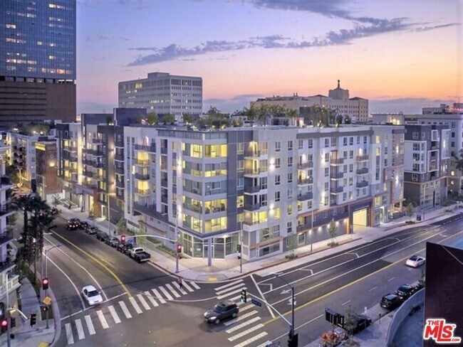 Primary Photo - 1120 W 6th St