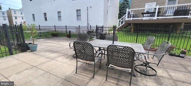 Building Photo - 75 Maple St