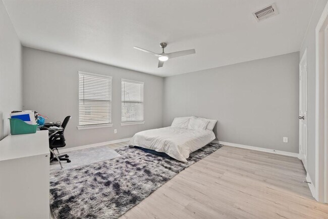 Building Photo - 709 N Bayshore Dr