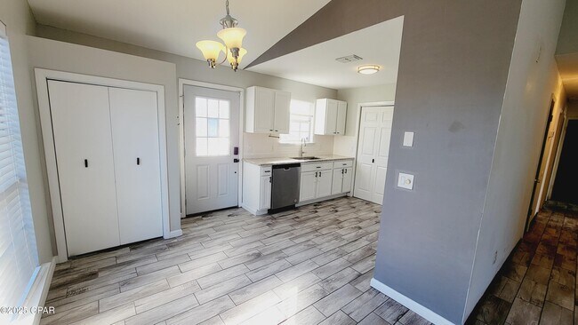 Building Photo - 1813 Arthur Ave