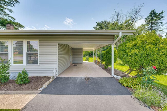 Building Photo - 114 S 36th St