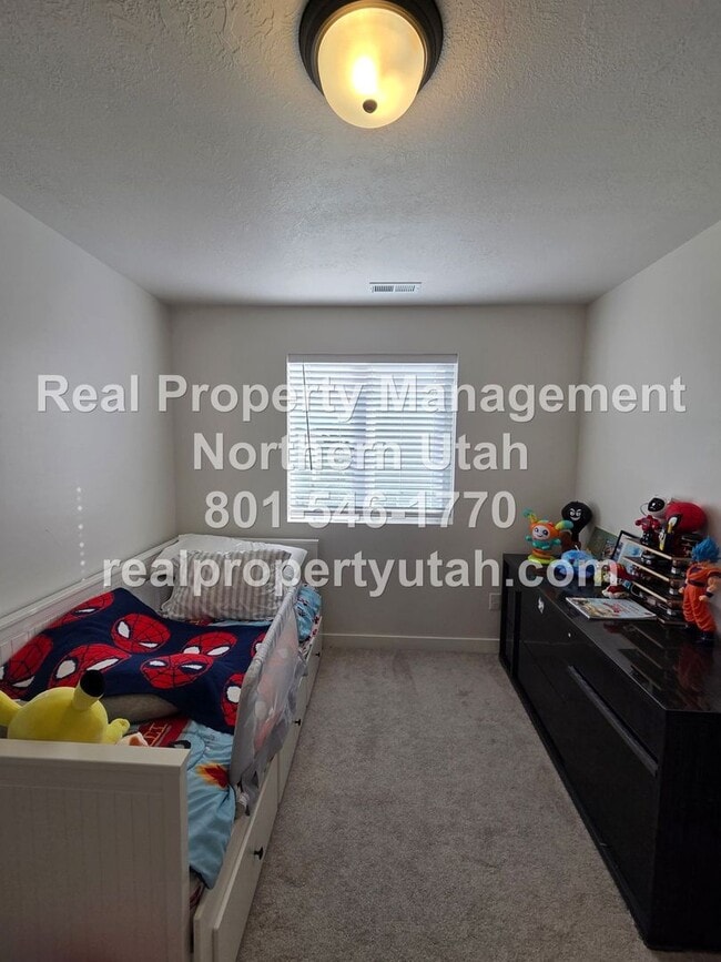 Building Photo - Stunning 4 Bedroom 2.5 Bath Home in Syracuse