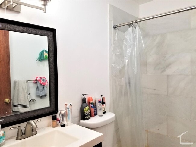 Building Photo - No Brokers Fee, New Kitchen appliances, Central Location, Laundry is on a Site