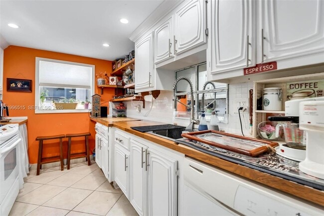 Building Photo - 2300 SW 22nd Ave