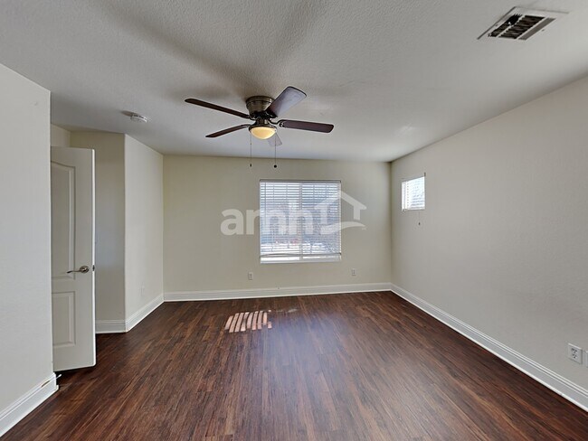 Building Photo - 10439 Vaughn Way