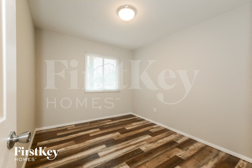 Building Photo - 846 Vlg Mdw Dr