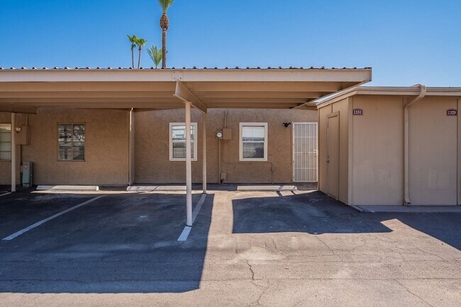 Building Photo - Updated townhome near Central Phx/Biltmore!