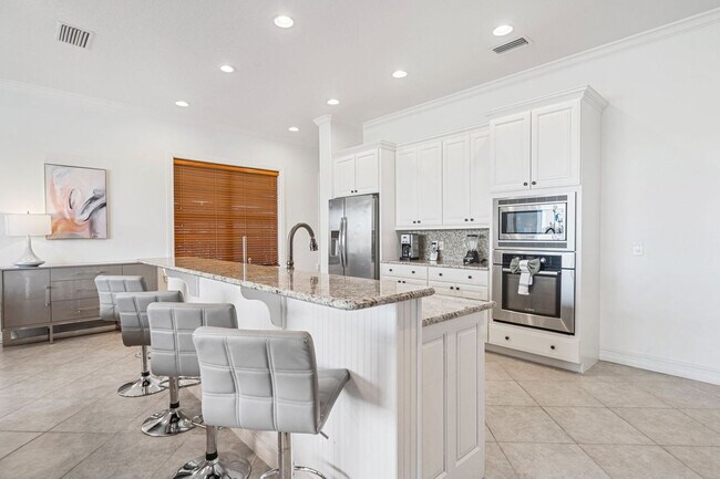 Building Photo - 815 Golden Bear Dr