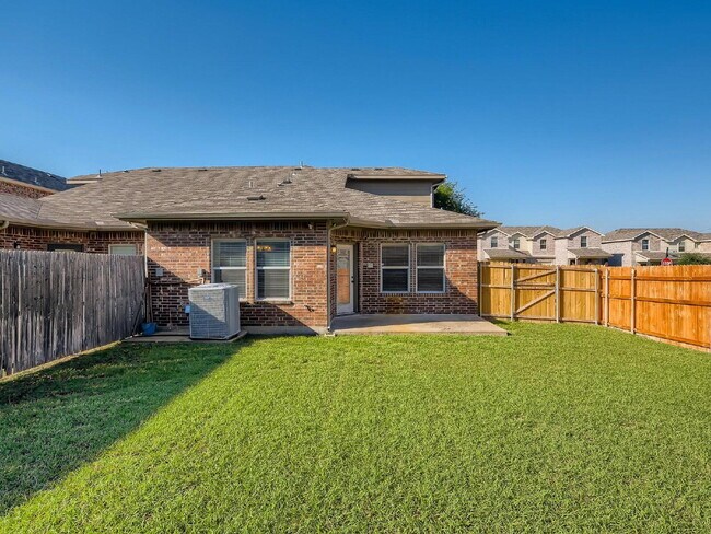 Building Photo - "Charming 3-Bed, 2-Bath Townhouse Retreat in Mesquite – Spacious 1586 Sq Ft on Woodshire Avenue!"...