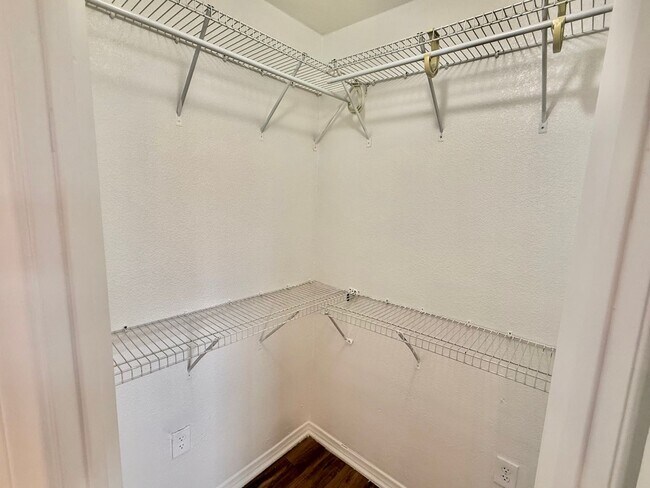 Building Photo - Spacious 4 Bedroom, 3 Bathroom Home with Driveway