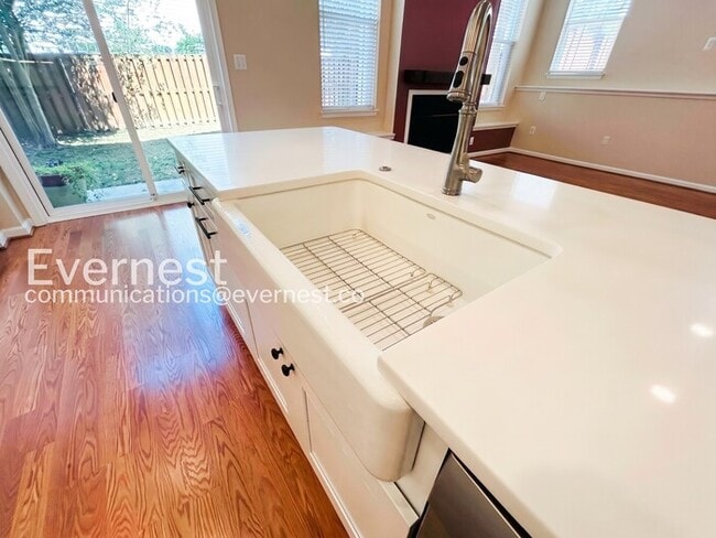 Building Photo - 4 Bed, 3.5 Bath Home with Garage / Pet-Friendly / Available Soon!