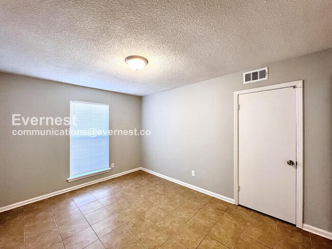 Building Photo - 2645 Eastbrook Dr