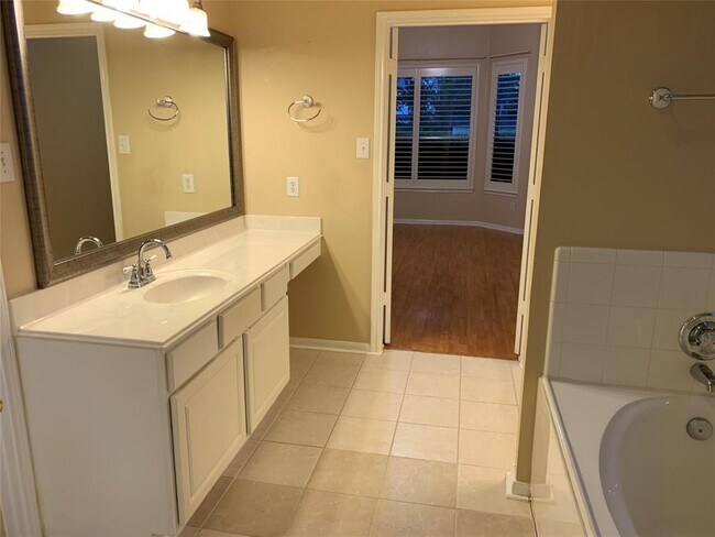 Building Photo - 2114 Winding Hollow Dr