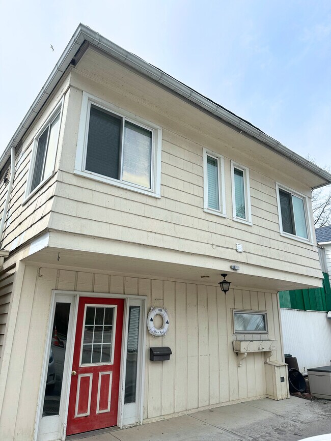 Building Photo - 852 Beach Rd