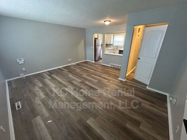 Building Photo - 222 N Oak Dr