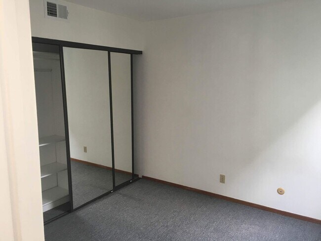 Building Photo - Pacific Beach 2/2.5 Condo - Garage - Priva...