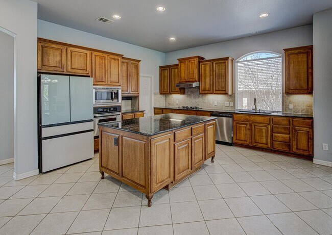 Building Photo - 2785 Lake Forest Dr