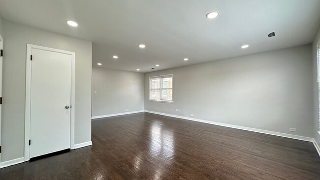 Building Photo - 5811 W Lawrence Ave