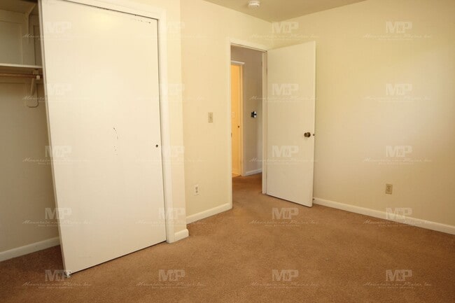 Building Photo - 447 W Swallow Rd