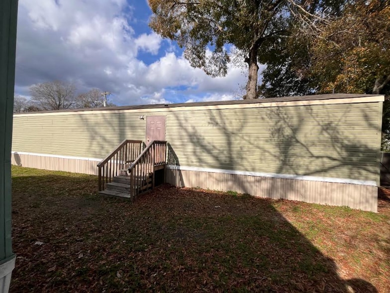 Building Photo - 411 Medford St