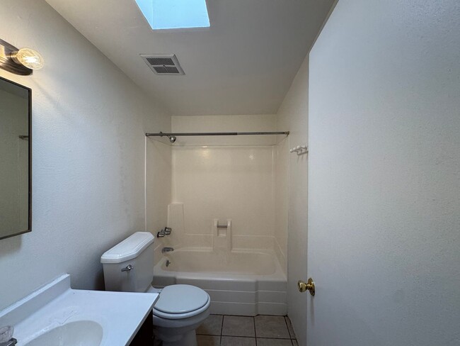 Building Photo - 2Bdm 1 Bath, Washer/Dryer Hookups, Will no...