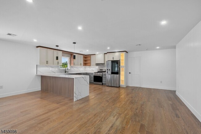 Building Photo - 144 N 14th St