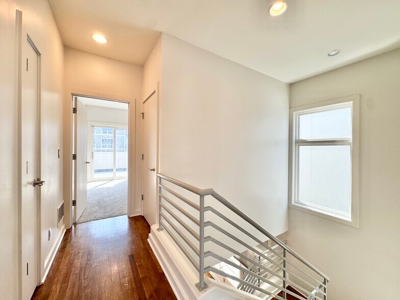 Building Photo - 527 Oak St