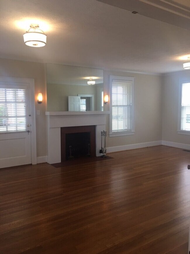 Building Photo - Kentucky mansion overlooking horse farm with stunning views    260308