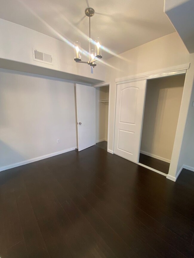 Building Photo - Nicely upgraded 1 bedroom on the South Strip