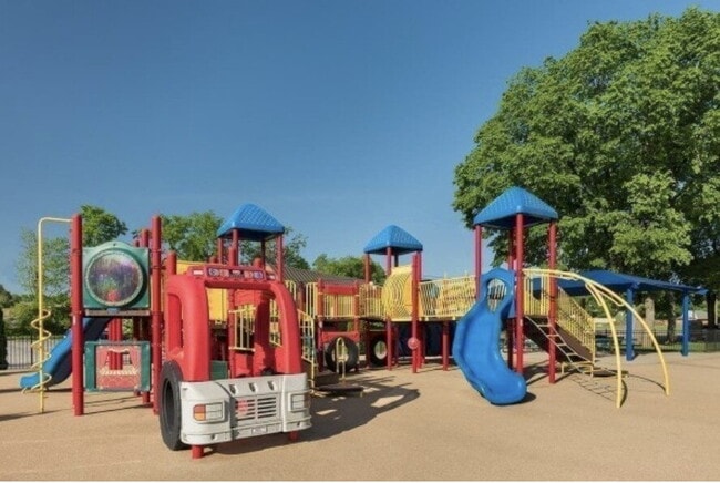 Building Photo - 3 Bedroom, 2.5 Bath End Unit Townhome on C...